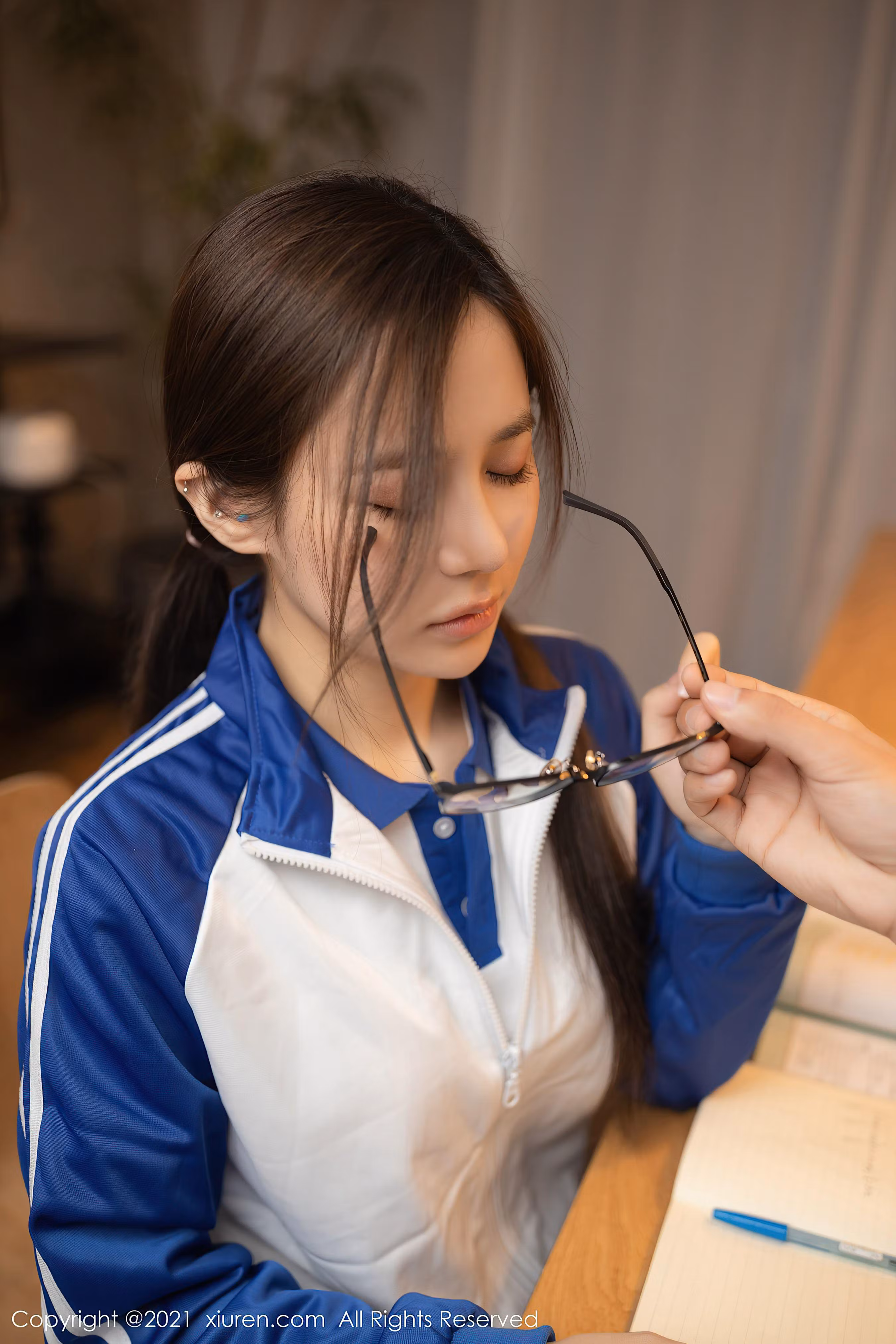 蓝白拼色拉链运动外套内衬蓝色POLO衫